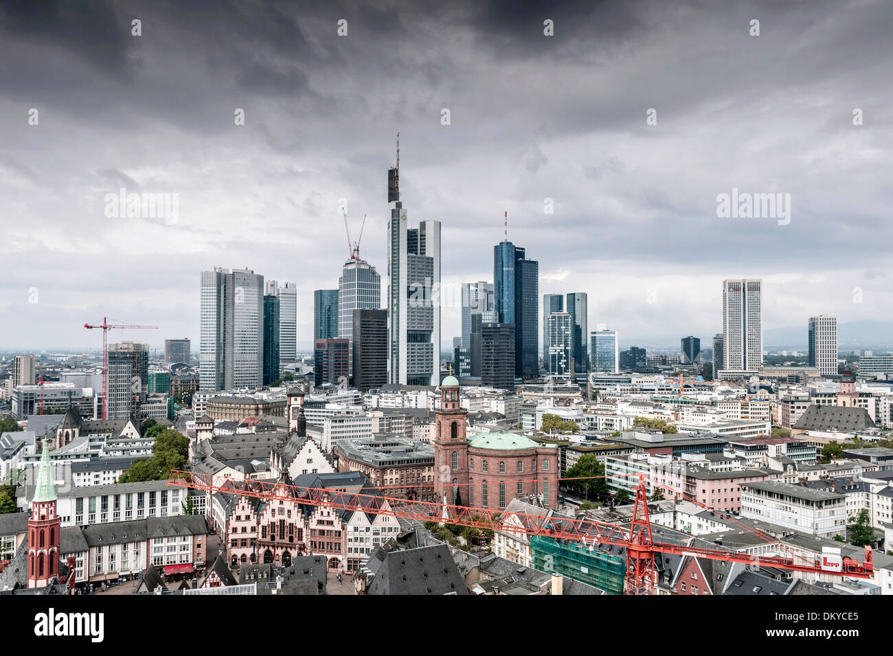 Skyline, nuvole nere sopra il quartiere finanziario di Francoforte, Hesse, Germania Foto Stock