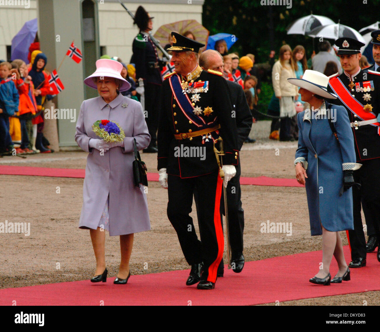 5 giugno 2001 - La Regina Elisabetta d'Inghilterra visitando la Norvegia. Lei è fotografato insieme con la norvegese re Harald..dietro di lui possiamo vedere la regina Sonja di Norvegia, dietro di lei il Principe ereditario Haakon di Norvegia..30 Maggio 2001.Â©ImaPress/SjobergPress/T.B.non per la vendita in Norvegia o in Danimarca(Immagine di credito: © Globo foto/ZUMAPRESS.com) Foto Stock