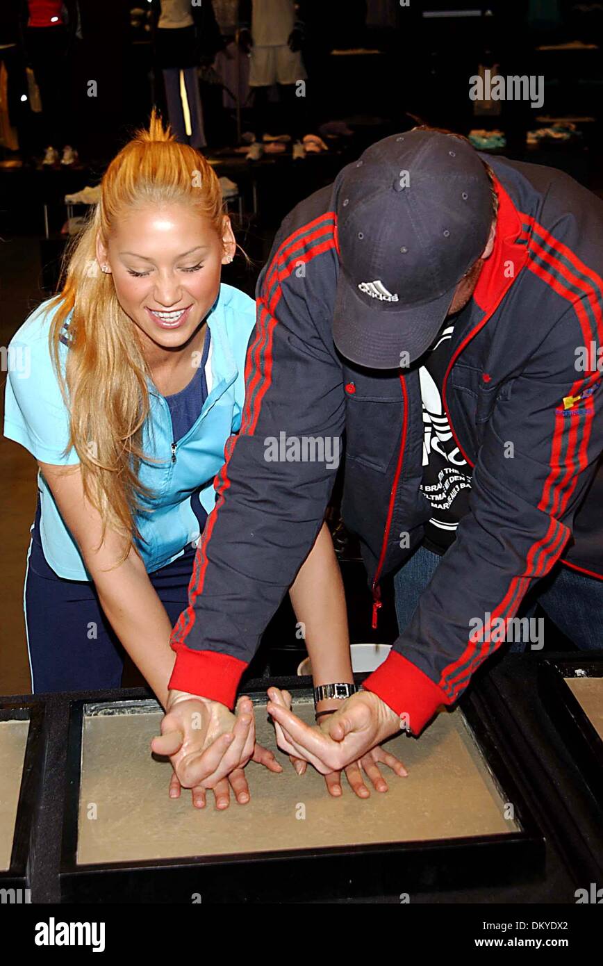 Sett. 26, 2001 - K43078AR.grande apertura di più grande Adidas Sport Performance STORE IN TUTTO IL MONDO IN SOHO , NEW YORK CITY 05-07-2005. ANDREA RENAULT- Anna Kournikowa JEREMY SHOCKEY(Immagine di credito: © Globo foto/ZUMAPRESS.com) Foto Stock