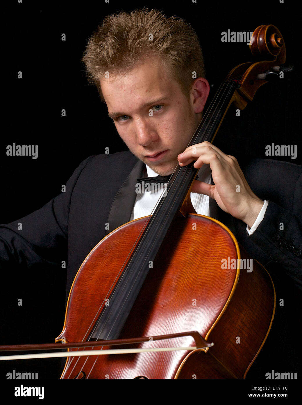 Giovani caucasici lettore di violoncello con sfondo nero Foto Stock