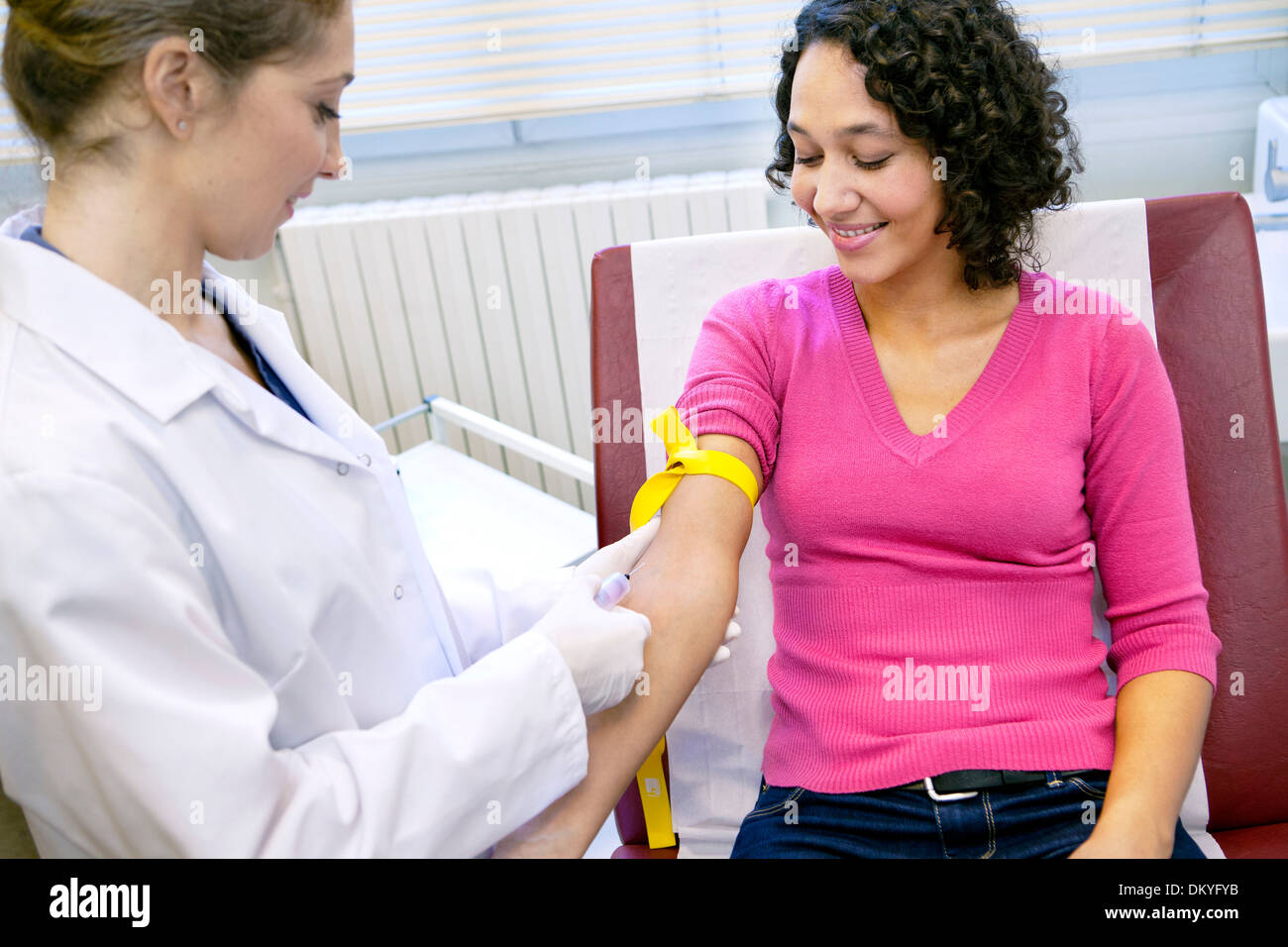 Campione di sangue IN UNA DONNA Foto Stock