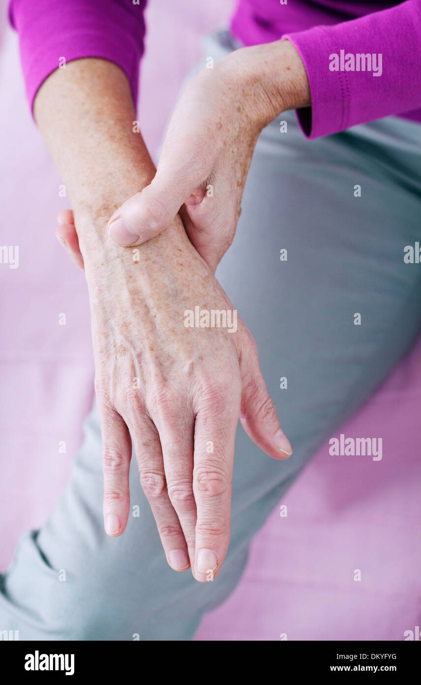 Polso doloroso IN UNA PERSONA ANZIANA Foto Stock