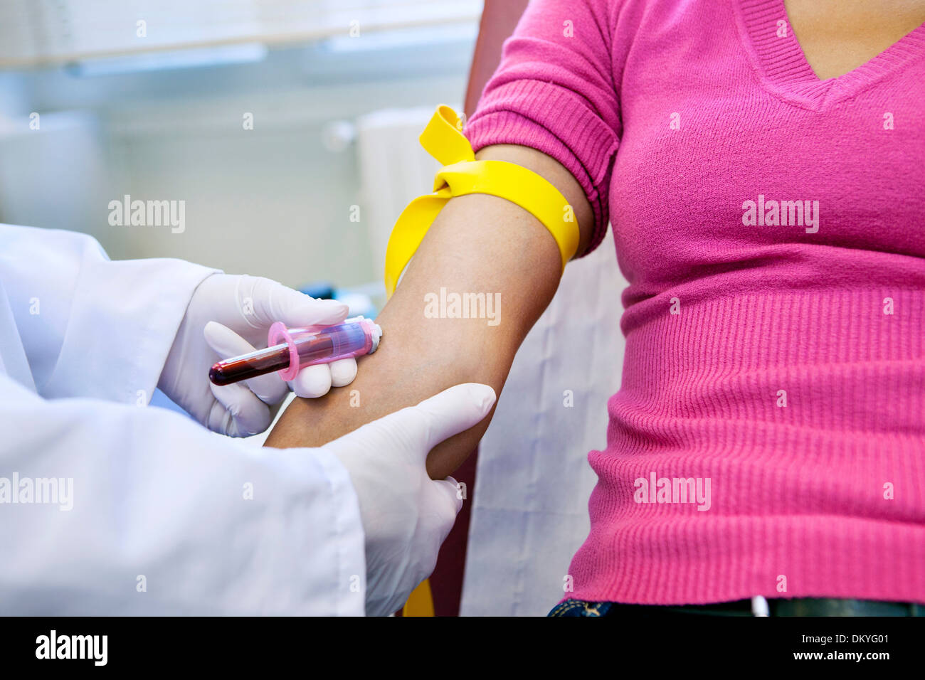 Campione di sangue IN UNA DONNA Foto Stock