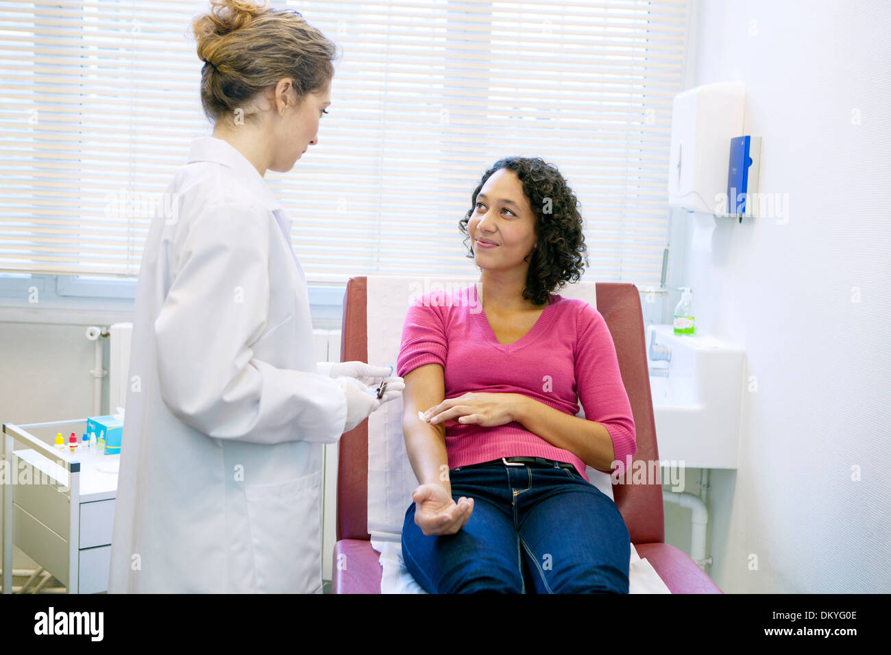 Campione di sangue IN UNA DONNA Foto Stock