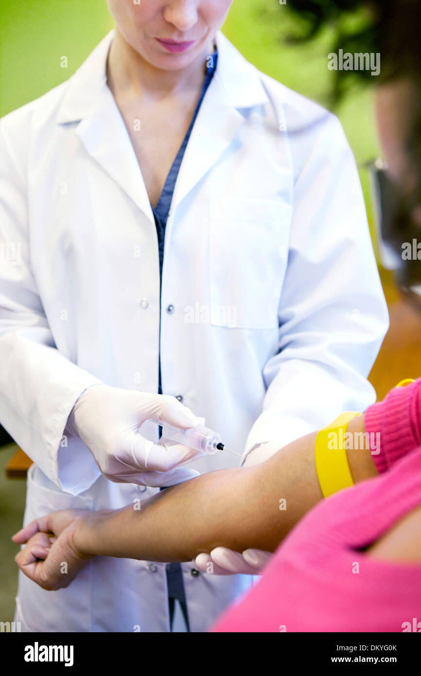 Campione di sangue IN UNA DONNA Foto Stock