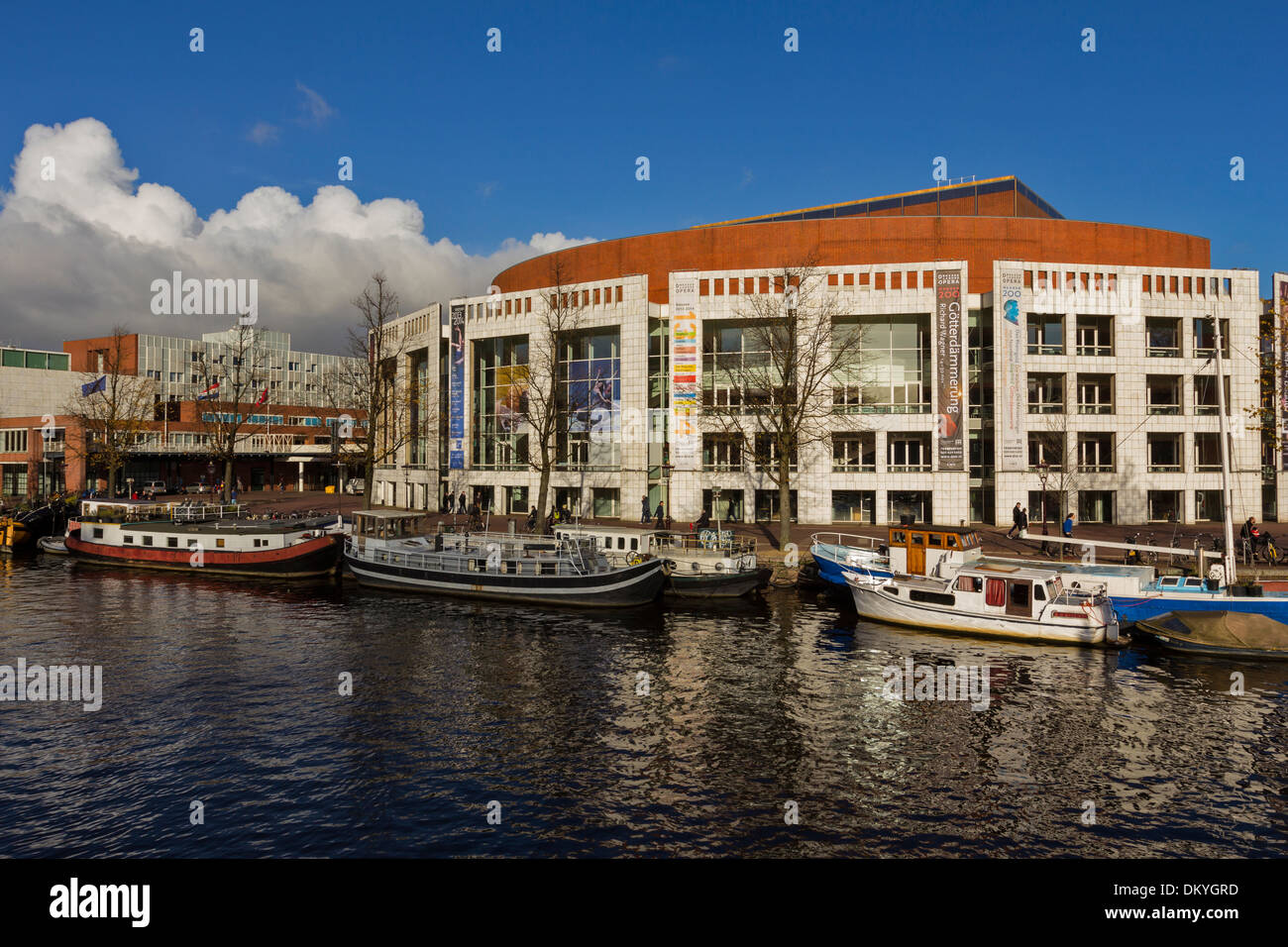 AMSTERDAM Olanda l'Opera House Music Theatre sul fiume Amstel Foto Stock