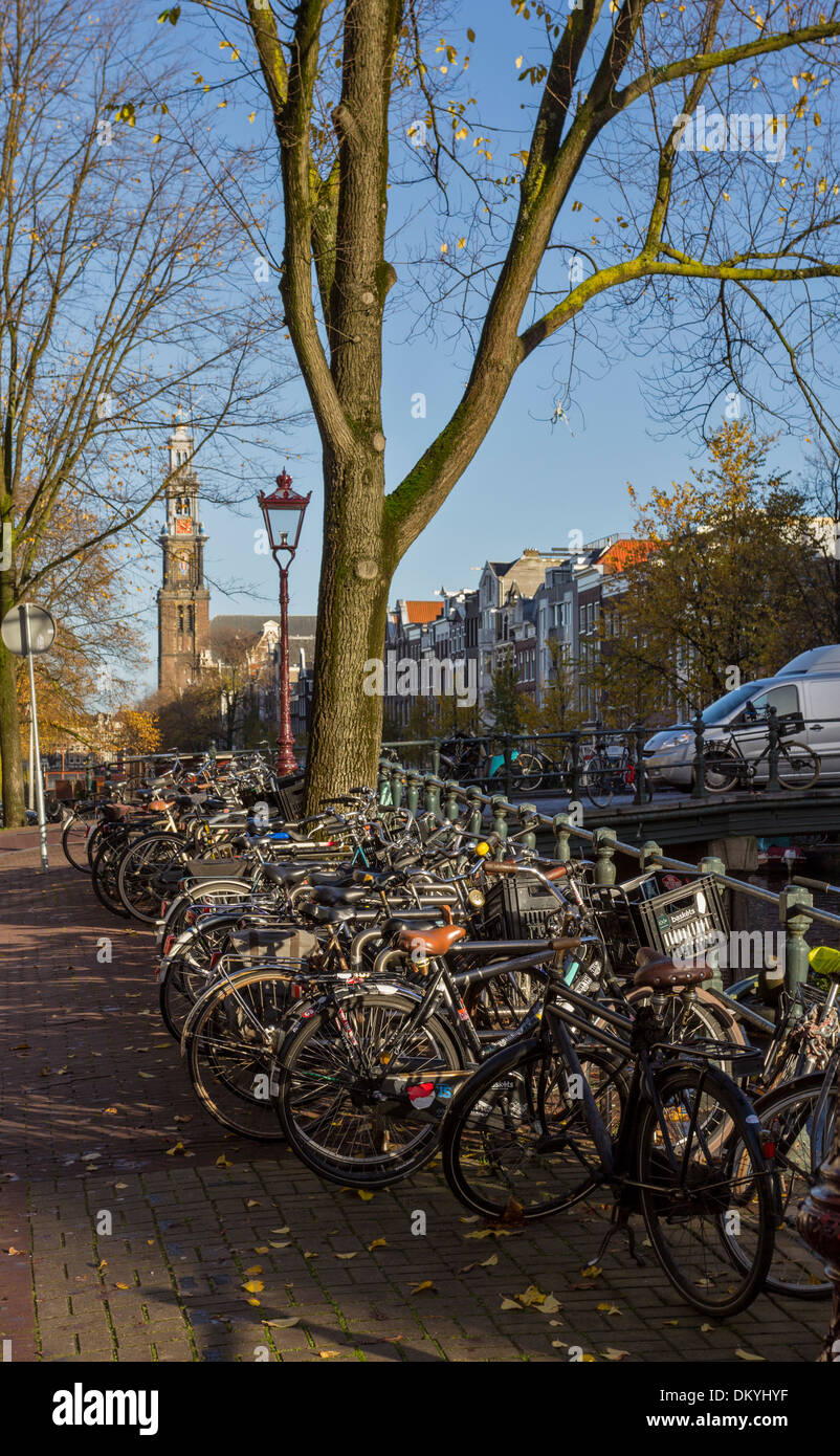 Le Biciclette parcheggiate sul canal ponti e a fianco di molti canali di Amsterdam Olanda Foto Stock