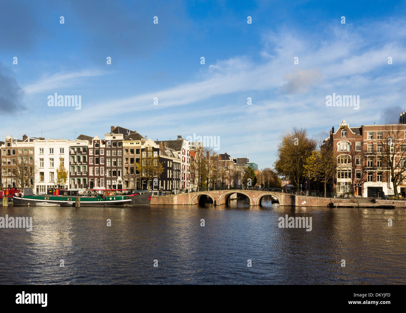Ponte sul NIEUWE canale Prinsengracht visto dal fiume Amstel Amsterdam Paesi Bassi Foto Stock