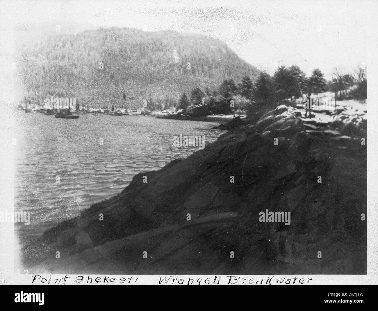 La frangiflutti di Wrangell in Alaska viene mostrata dalla costa orientale di Point Shekesti, con una vista della posizione della baia nel paesaggio dell'Alaska sud-orientale. Foto Stock