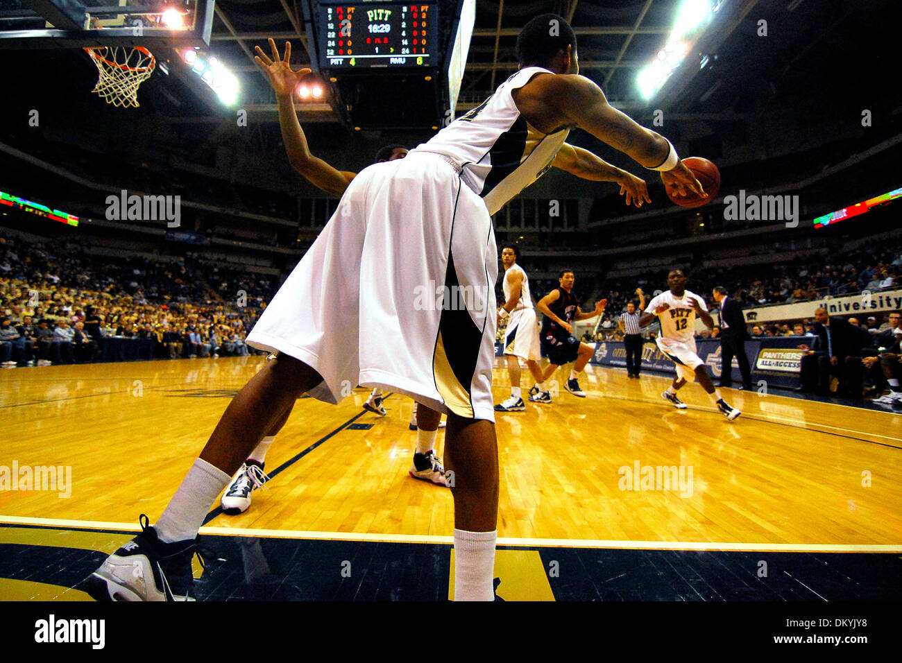 Febbraio 08, 2010 - Pittsburgh, PA, Stati Uniti - 8 Febbraio 2010: Università di Pittsburgh senior Jermaine guardia Dixon (24), mette la palla in gioco per il compagno di squadra Università di Pittsburgh guardia del sophomore Ashton Gibbs (12) nella prima metà del NCAA non conferenza azione di basket contro Robert Morris University a Petersen Eventi Centro di Pittsburgh, PA...Pitt ha portato a metà 39-33.Mandato Foto Stock