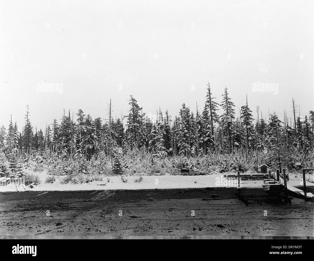 Una vista della fine della strada a Wrangell Narrows, Alaska, mostra un paesaggio innevato e la lontana vista verso est da Wanagan, catturata il 16 febbraio 1948 alle 13:00 Foto Stock