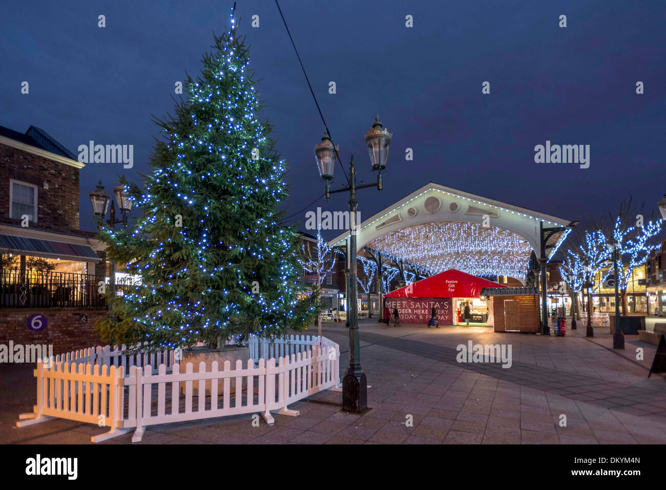 Warrington town center le luci di Natale. 2013 Il Golden Square che mostra il vecchio mercato del pesce nel centro della citta'. Foto Stock