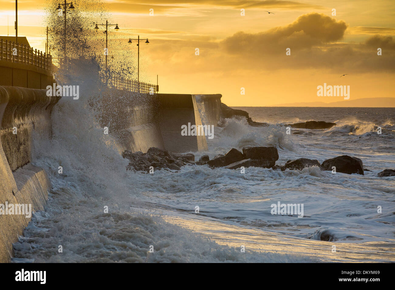 Il sole sorge su Porthcawl sulla costa meridionale del Galles Foto Stock