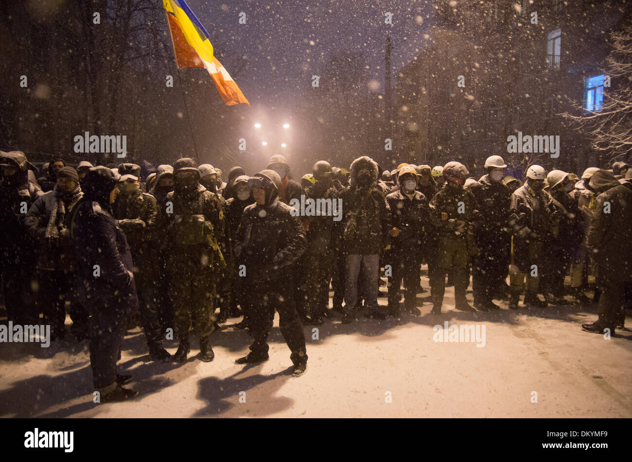 Kiev, Ucraina. Il 9 dicembre, 2013. protester si prepara a resistere alle milizie di un possibile attacco in Lugansk street il 9 dicembre 2013 a Kiev in Ucraina. L' opposizione hanno costituito un vero e proprio piccolo milizia con il comandante e vera e propria tattica di resistenza. Credito: jonatha borzicchi editoriale/Alamy Live News Foto Stock