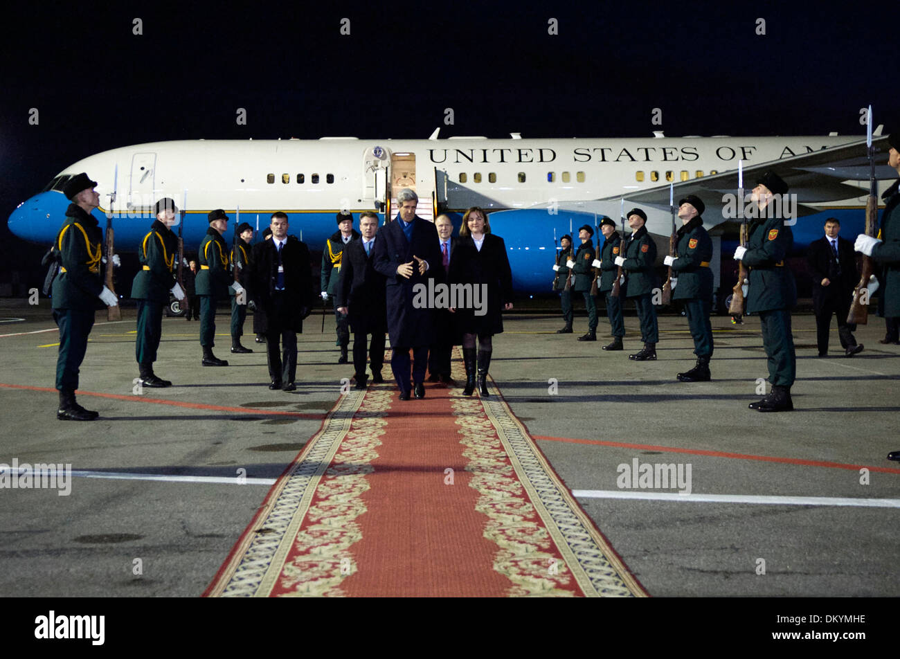 Moldovo Vice Primo Ministro Gherman accompagnatrici Segretario Kerry al momento del suo arrivo alla Moldavia Foto Stock