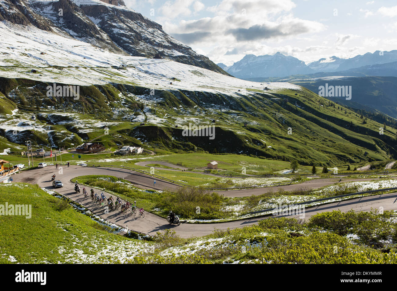 Pack di ciclisti in giro in montagna durante la Maratona dles Dolomites gara in Italia, 2013 Foto Stock