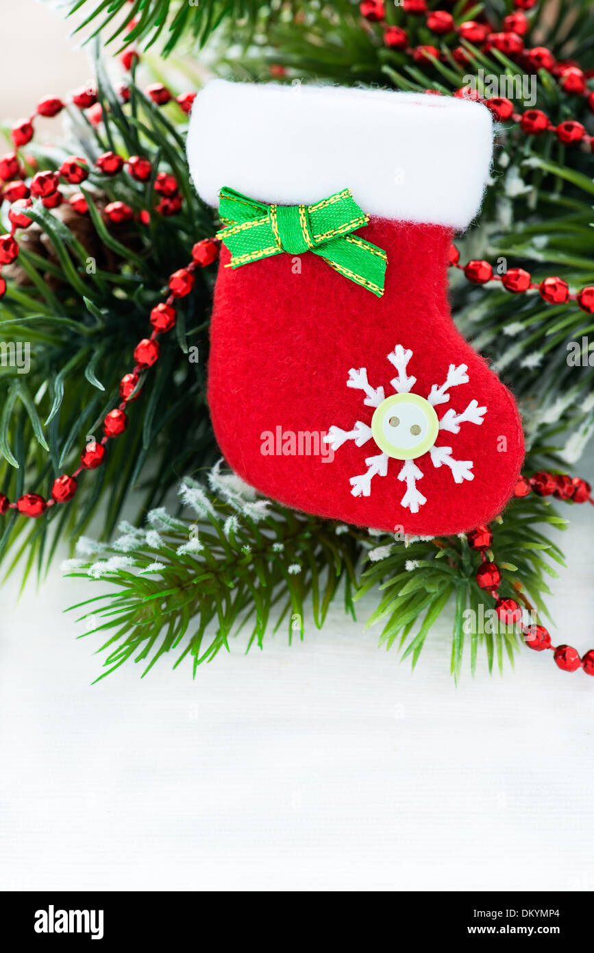 Calza di Natale su decorate albero, il fuoco selettivo, spazio di copia Foto Stock