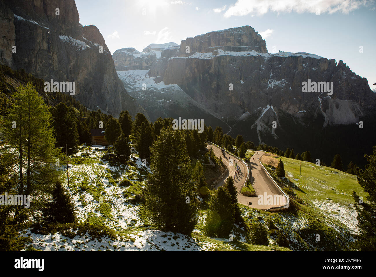 Pack di ciclisti in giro in montagna durante la Maratona dles Dolomites gara in Italia, 2013 Foto Stock