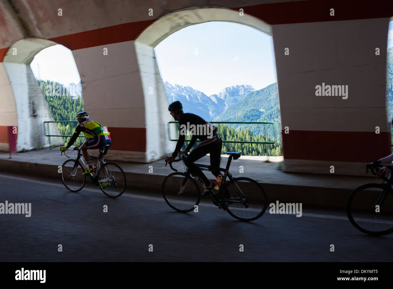 I ciclisti che scorrono sopra un ponte coperto durante la Maratona dles Dolomites gara in Italia, 2013 Foto Stock