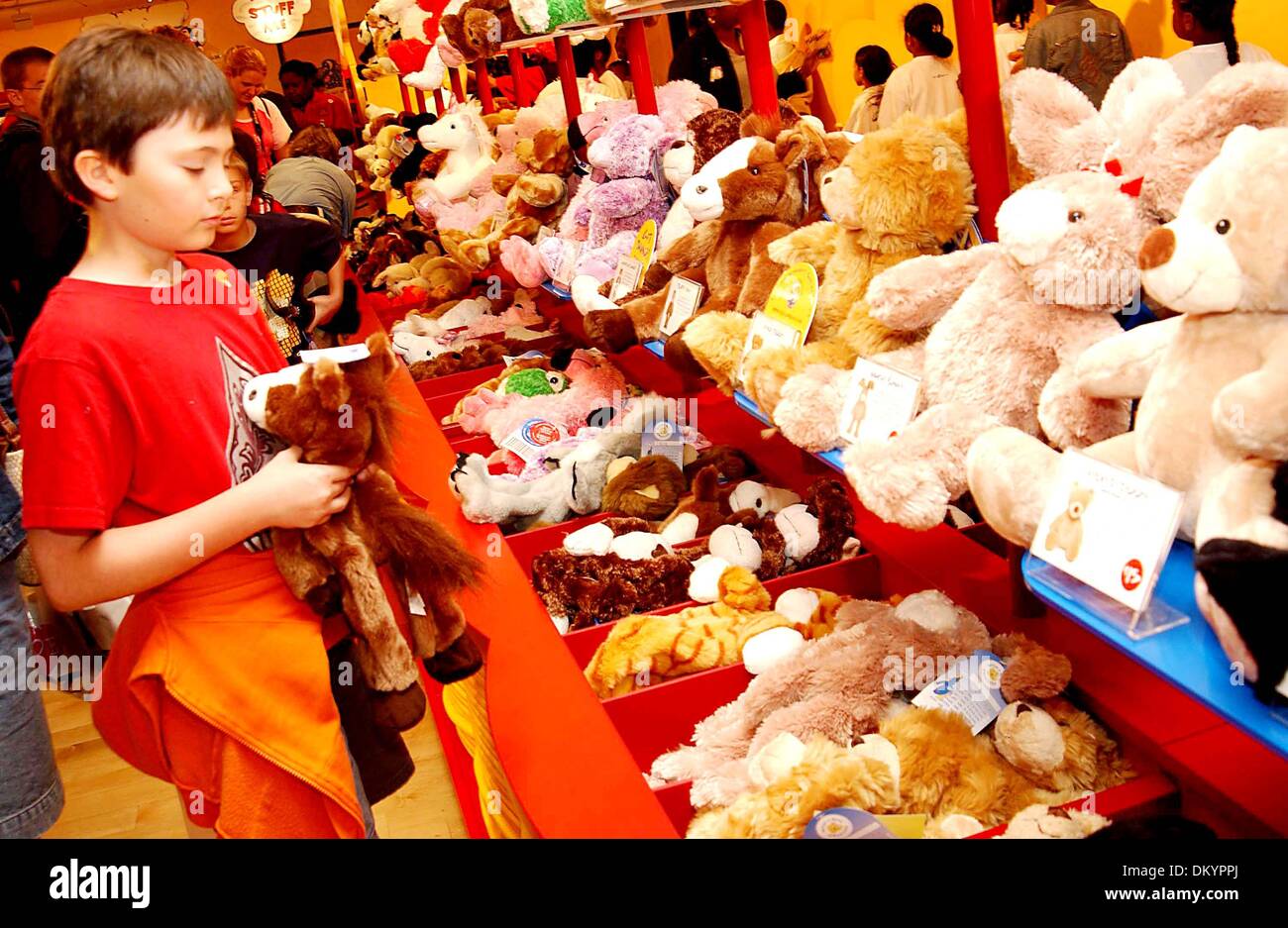 Nov. 27, 2001 - K44034AR.La grande apertura del più grande ''build-un-BEAR'' OFFICINA STORE IN TUTTO IL MONDO..5TH AVE. La città di NEW YORK..07-08-2005. ANDREA RENAULT / 2005.(Immagine di credito: © Globo foto/ZUMAPRESS.com) Foto Stock