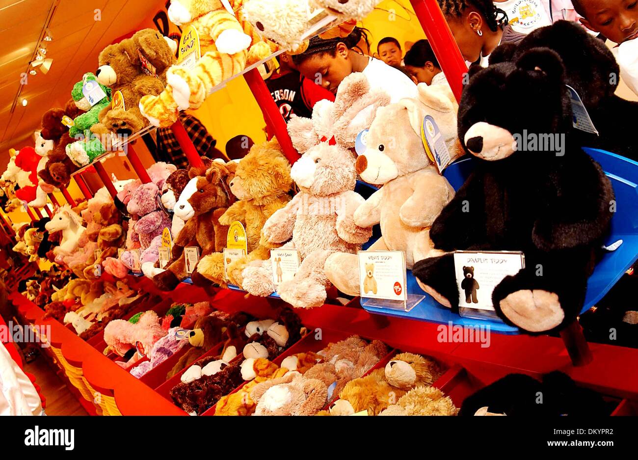 Nov. 27, 2001 - K44034AR.La grande apertura del più grande ''build-un-BEAR'' OFFICINA STORE IN TUTTO IL MONDO..5TH AVE. La città di NEW YORK..07-08-2005. ANDREA RENAULT / 2005.(Immagine di credito: © Globo foto/ZUMAPRESS.com) Foto Stock