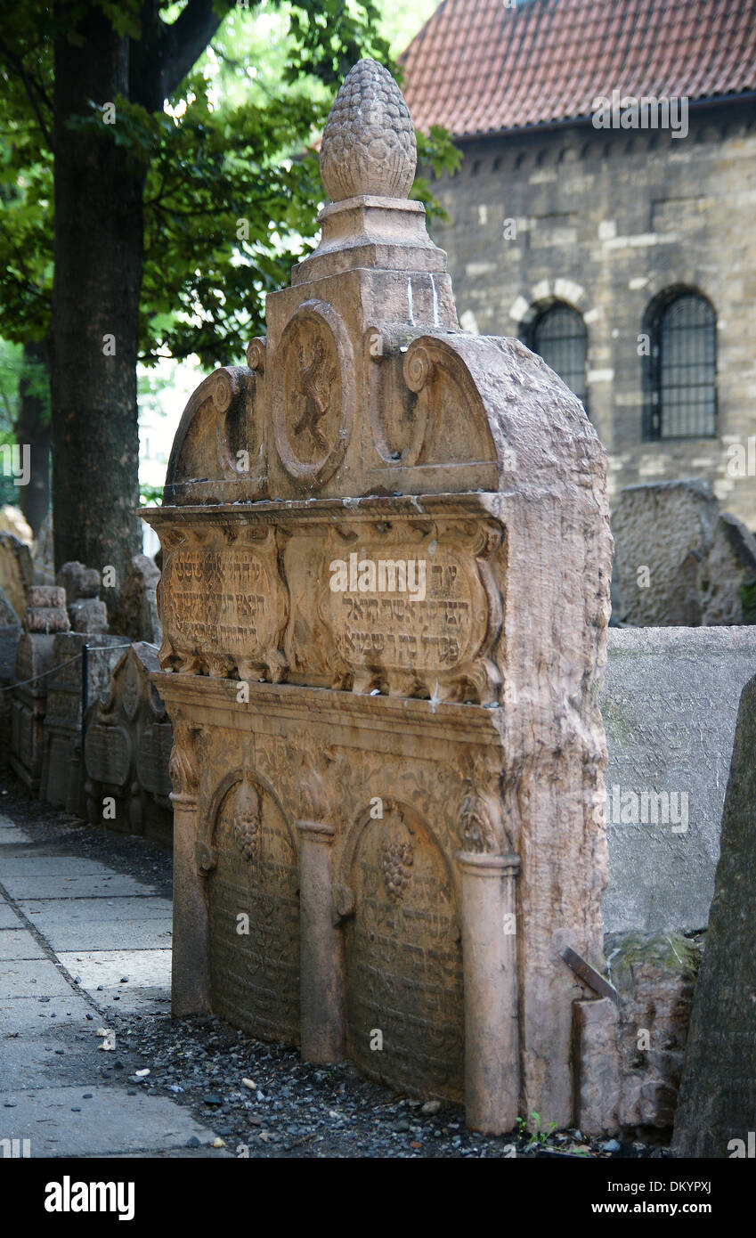 Repubblica ceca. Praga. Vecchio Cimitero Ebraico. Tomba di Ludah ben inferiore Bezaleel, (1520-1609). Studioso del giudaismo. Foto Stock