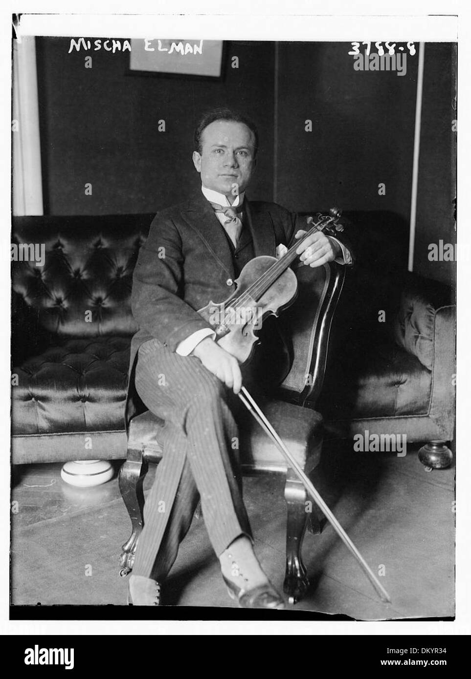 Questo ritratto storico mostra Mischa Elman, un rinomato violinista, catturato con il suo violino. L'immagine è conservata nella Biblioteca del Congresso, che mostra il suo contributo alla musica classica. Foto Stock