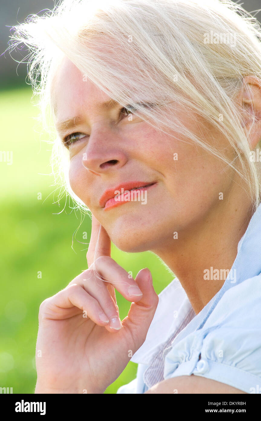 Anziano all'aperto Foto Stock