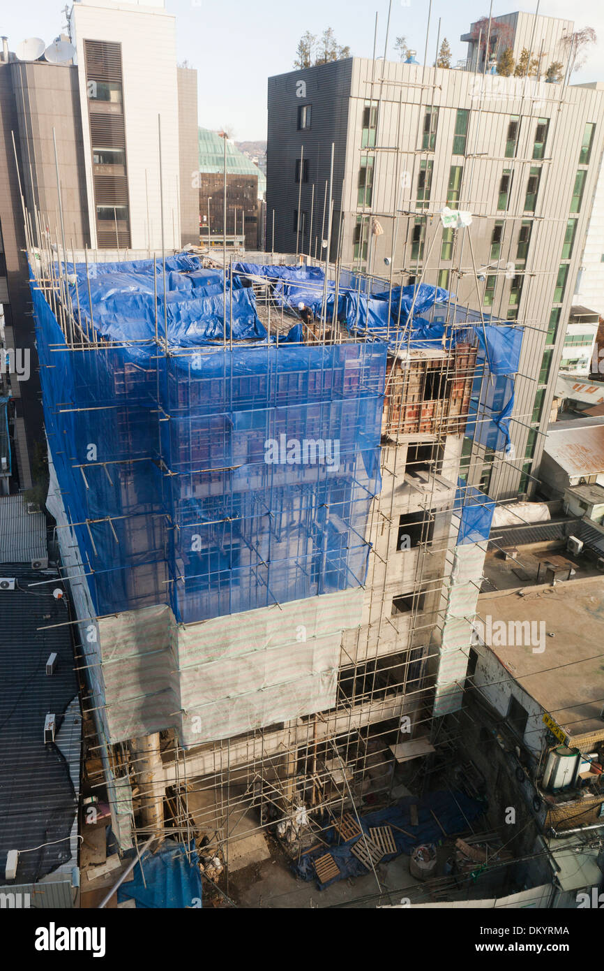 Alto edificio di costruzione reti di sicurezza su edificio - Seoul, Corea del Sud Foto Stock