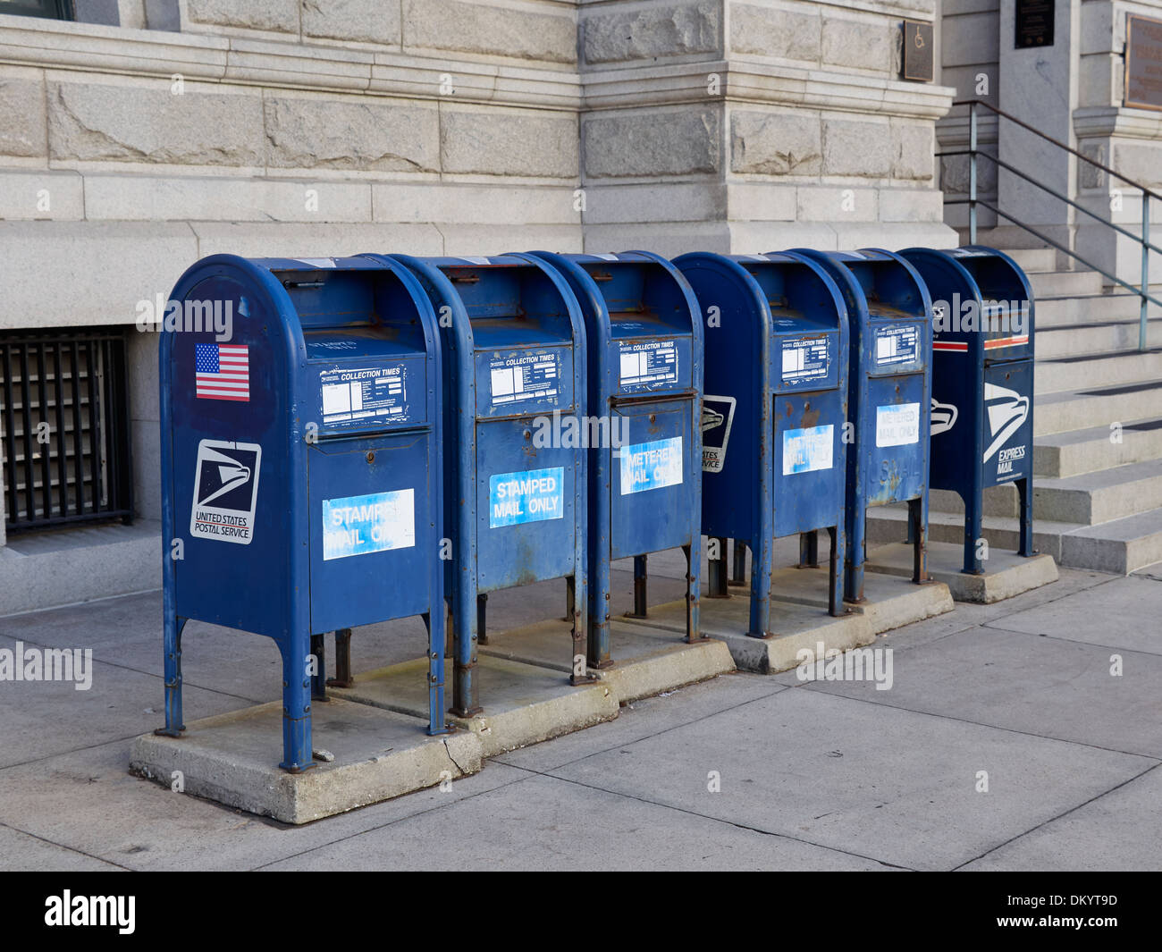 Una fila di blu Servizio Postale degli Stati Uniti delle caselle di posta Foto Stock