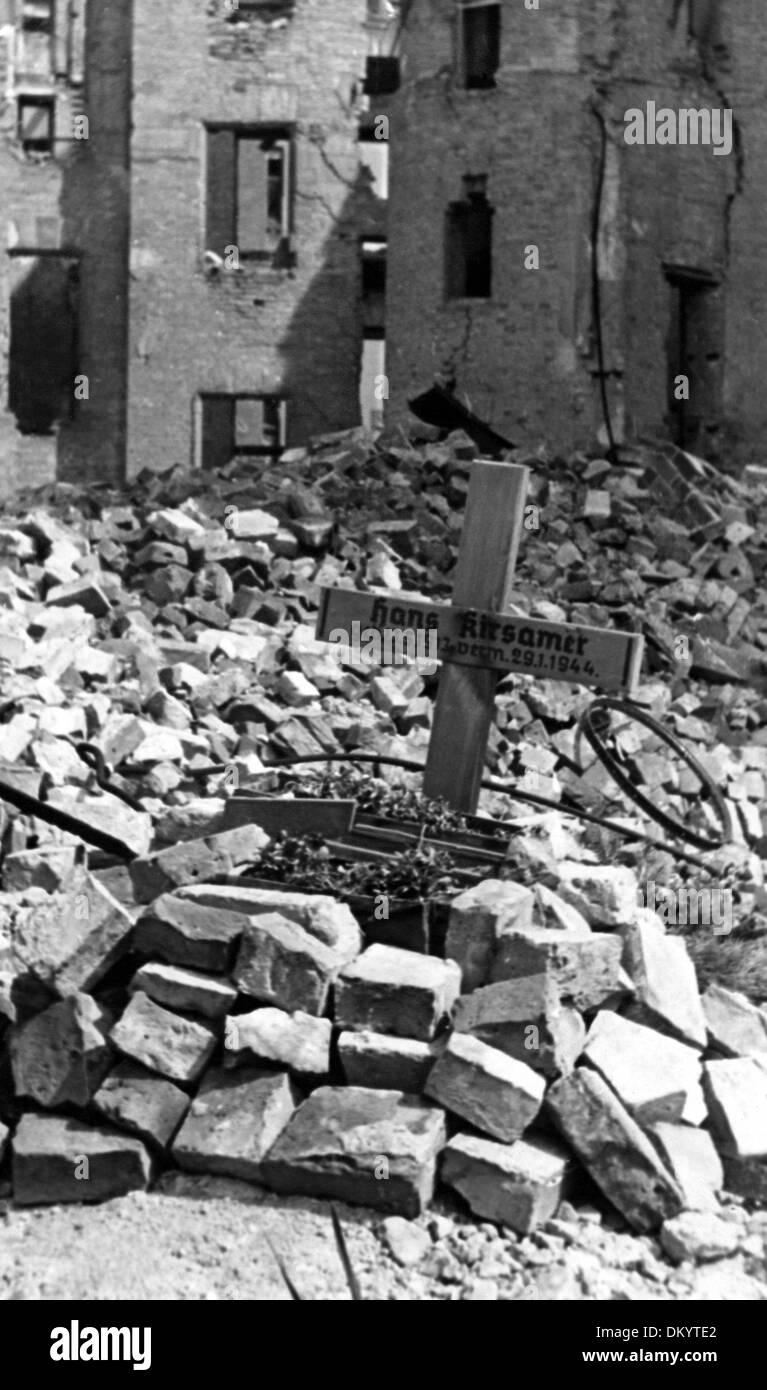 Tomba simbolica nelle rovine per Hans Kirsamer, nato il 13 maggio 1913, scomparso dal 29 gennaio 1944, a Berlino, in Germania, nell'aprile/maggio 1945. Fotoarchiv für Zeitgeschichte Foto Stock