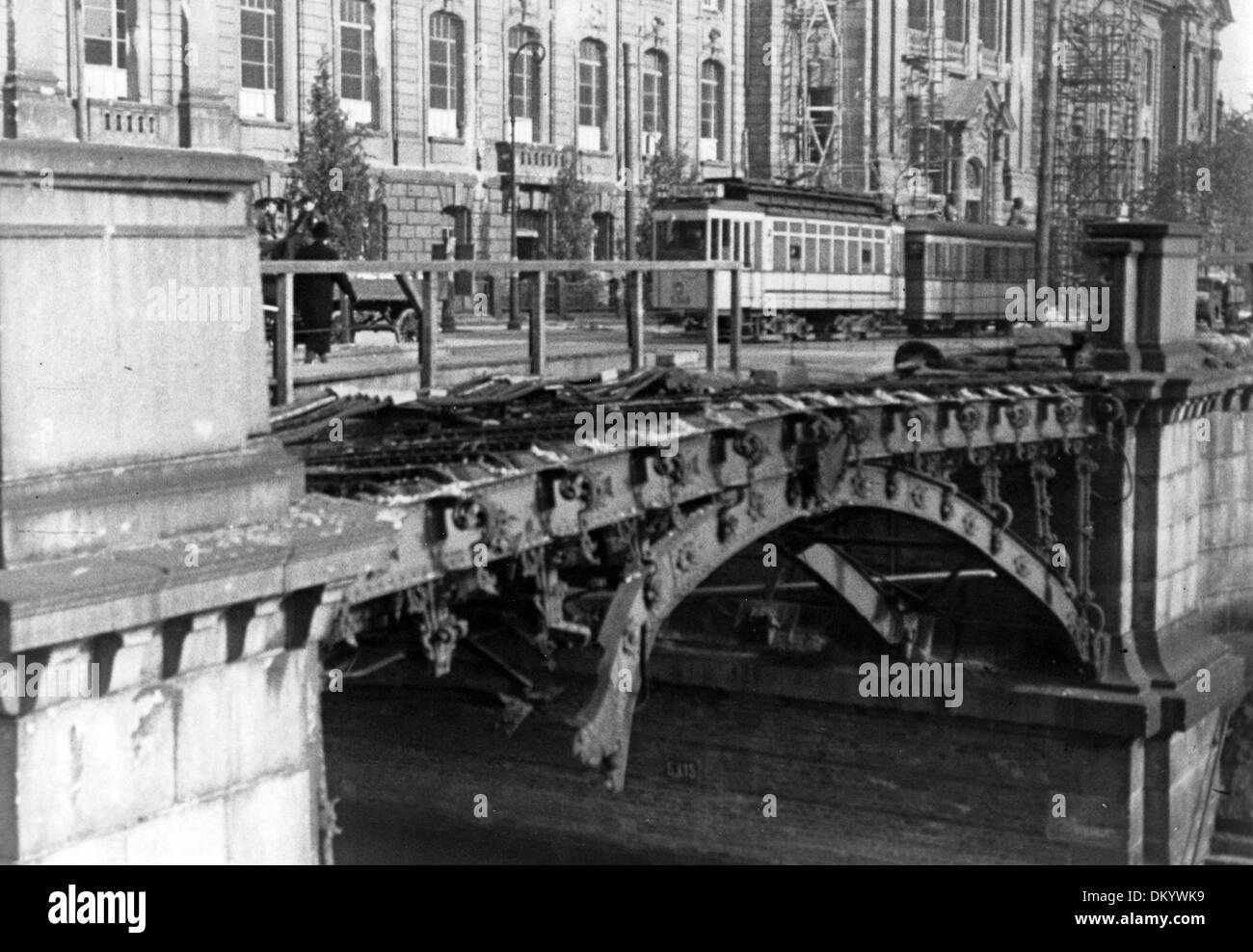 Un'auto di strada passa per la prima volta sulla Sandkrugbrücke (Invalidenstrasse) da quando è stata riparata, nell'estate del 1946. 140 dei 225 ponti di Berlino sono stati fatti saltare in aria dalle squadre di demolizione tedesche nel 1945. Sullo sfondo, l'Accademia Kaiser Wilhelm. Fotoarchiv für Zeitgeschichte Foto Stock