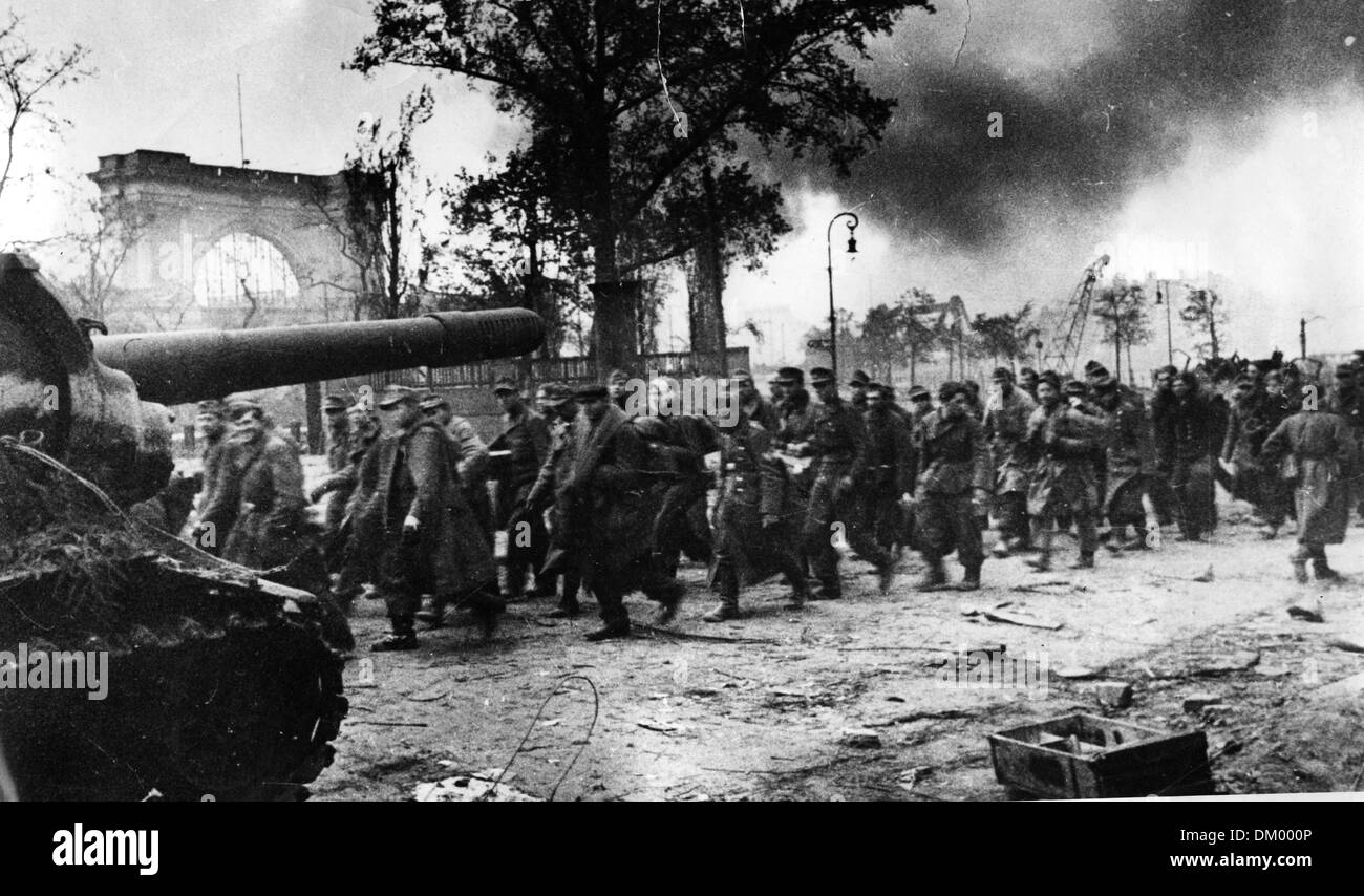 I soldati della Wehrmacht tedesca sono presi come prigionieri dall'esercito rosso a Berlino, in Germania, nell'aprile 1945. Sullo sfondo sono raffigurati i resti della Lehrter Bahnhof distrutta. Fotoarchiv für Zeitgeschichte Foto Stock