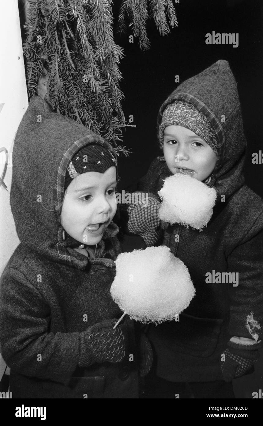 Due ragazze mangiare caramella di cotone sul mercato di Natale di Lipsia, in Germania non datato fotografia (1955). Foto: Deutsche Fotothek / Rössing Foto Stock