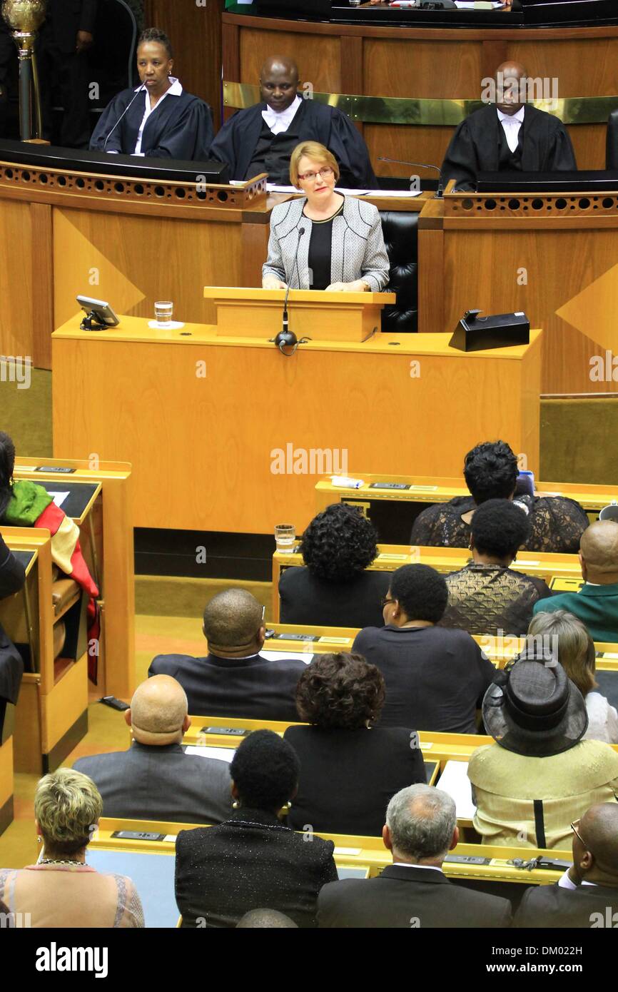 CAPE TOWN, SUD AFRICA: Premiere Helen Zille parla al Parlamento seduta comune durante il tributo a ex Presidente Nelson Mandela, il 9 dicembre 2013 a Cape Town, Sud Africa. Il padre della patria, Nelson Mandela, Tata Madiba, passate tranquillamente la sera del 5 dicembre 2013 nella sua casa di Houghton con la famiglia. (Foto di Gallo Immagini / Ziyaad Douglas) Foto Stock
