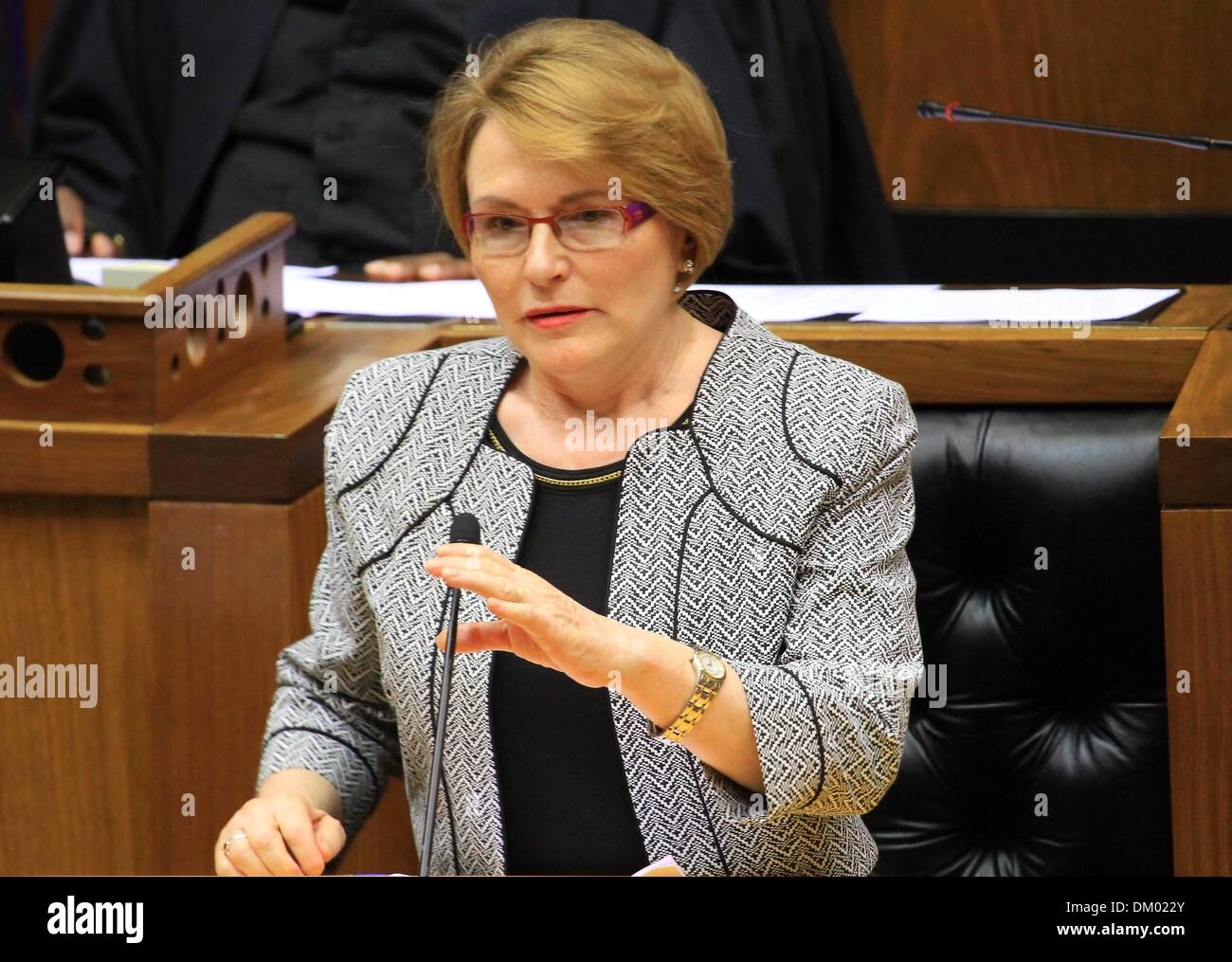 CAPE TOWN, SUD AFRICA: Premiere Helen Zille parla al Parlamento seduta comune durante il tributo a ex Presidente Nelson Mandela, il 9 dicembre 2013 a Cape Town, Sud Africa. Il padre della patria, Nelson Mandela, Tata Madiba, passate tranquillamente la sera del 5 dicembre 2013 nella sua casa di Houghton con la famiglia. (Foto di Gallo Immagini / Ziyaad Douglas) Foto Stock