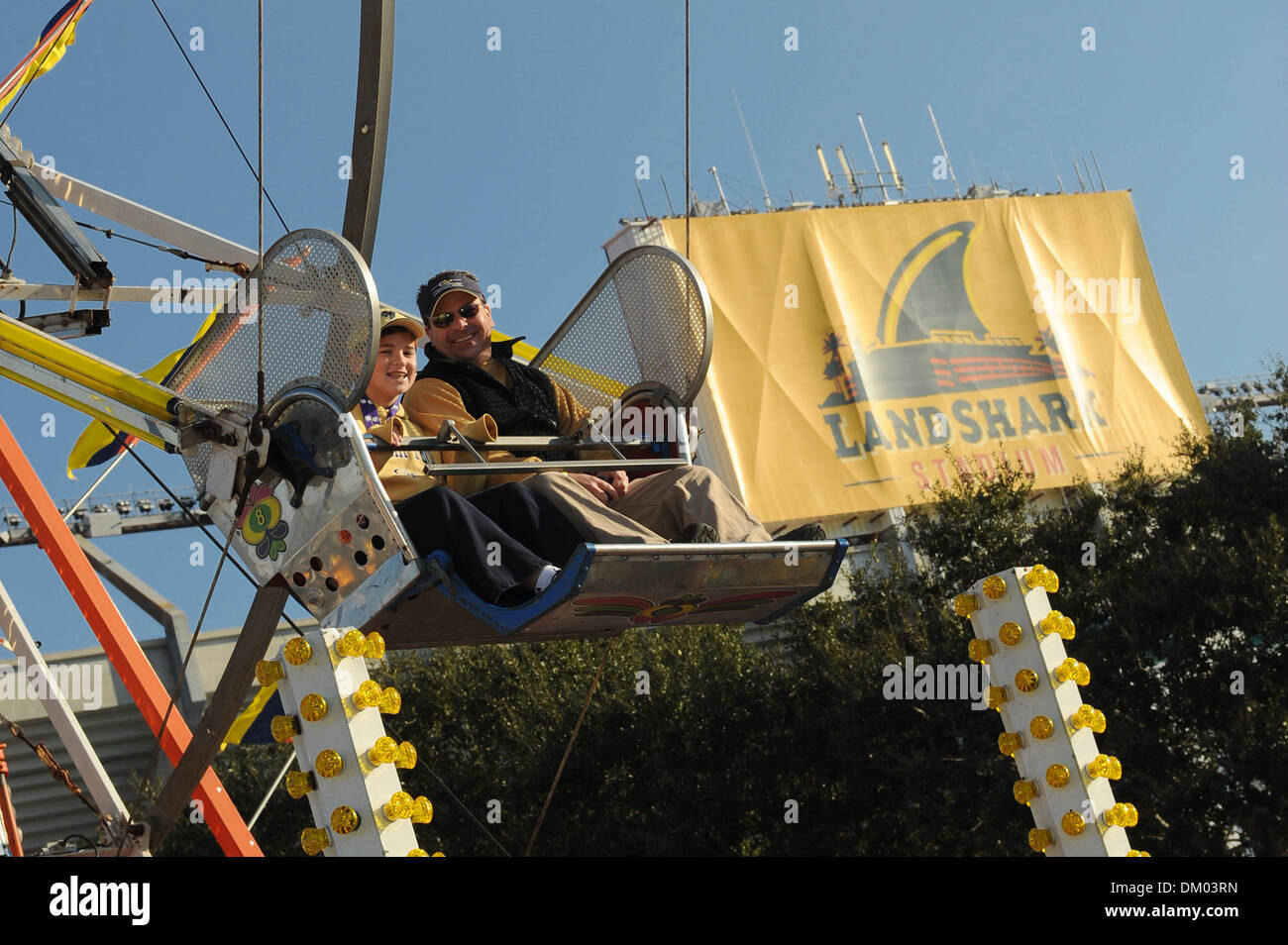 Gen 05, 2010 - Giardini di Miami, Florida, Stati Uniti - 05 Gennaio 2010: Ventole ride la ruota panoramica Ferris durante la Budweiser portellone parte prima della FedEx Orange Bowl tra #10 classificato Iowa Hawkeyes e la #9 classificato Georgia Tech giacche gialle essendo giocato al Land Shark Stadium di Miami, Florida. (Credito Immagine: © Geoff Bolte/Southcreek globale/ZUMApress.com) Foto Stock