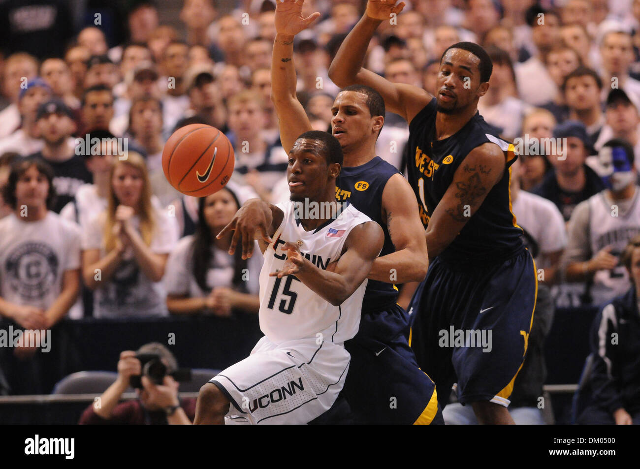 Febbraio 22, 2010 - Hartford, Connecticut, Stati Uniti - 22 Febbraio 2010: Connecticut Kemba Walker (15) passa al di fuori del traffico durante l'azione di gioco nella prima metà. Connecticut conduce West Virginia 37 - 28 a metà detenuti al centro di XL a Hartford, Connecticut. (Credito Immagine: © Geoff Bolte/Southcreek globale/ZUMApress.com) Foto Stock