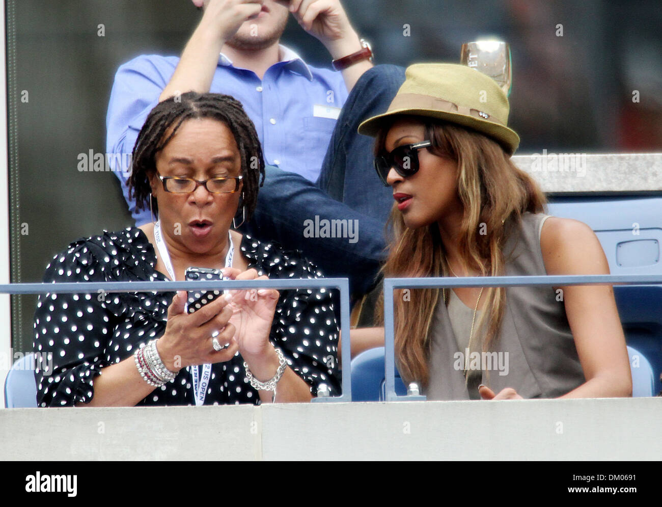 S Epatha Merkerson e cantante Chantal guarda Andy Roddick (USA) perde a Juan Martin Del Potro di Argentina dopo i loro uomini Foto Stock