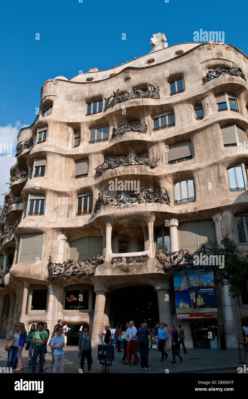 Casa Mila o La Pedrera, la facciata esterna di Antoni Gaudì Barcellona, in Catalogna, Spagna Foto Stock