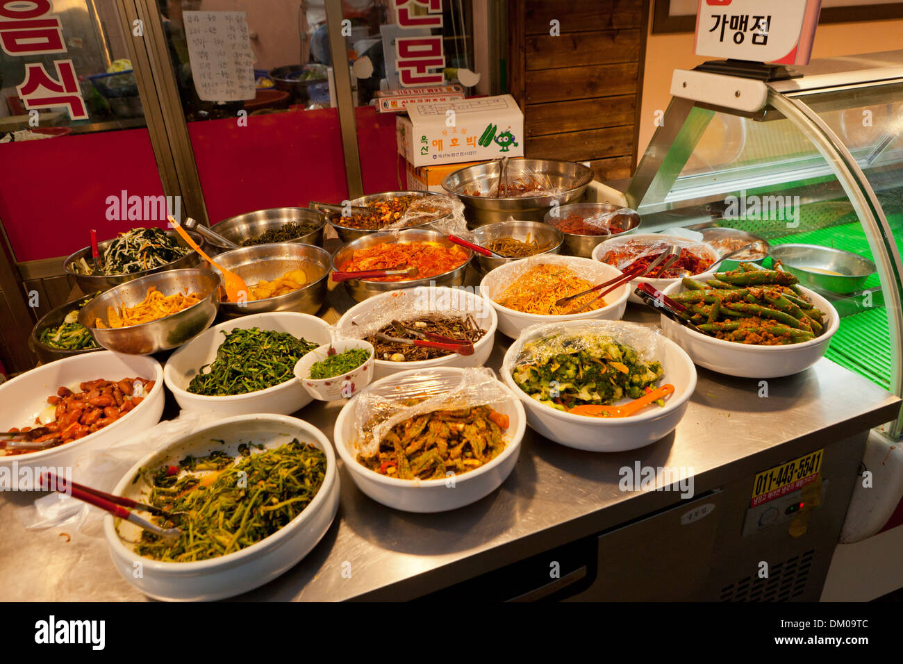 Kimchi e altri coreano piatti laterali esposti per la vendita al mercato tradizionale - Seoul, Corea del Sud Foto Stock