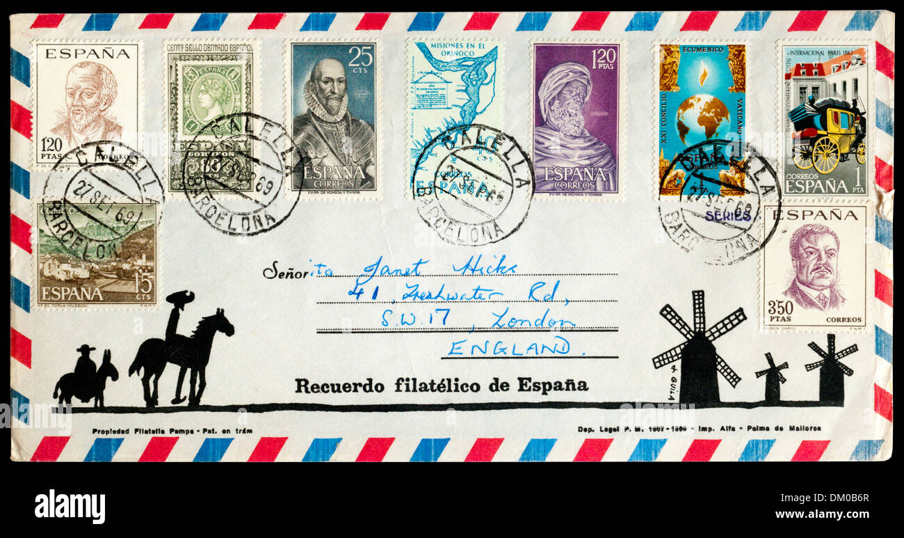 Un 1969 ricordo di una vacanza spagnola con una selezione del paese di timbri su una busta di posta aerea. Con timbro postale di Barcellona. Foto Stock