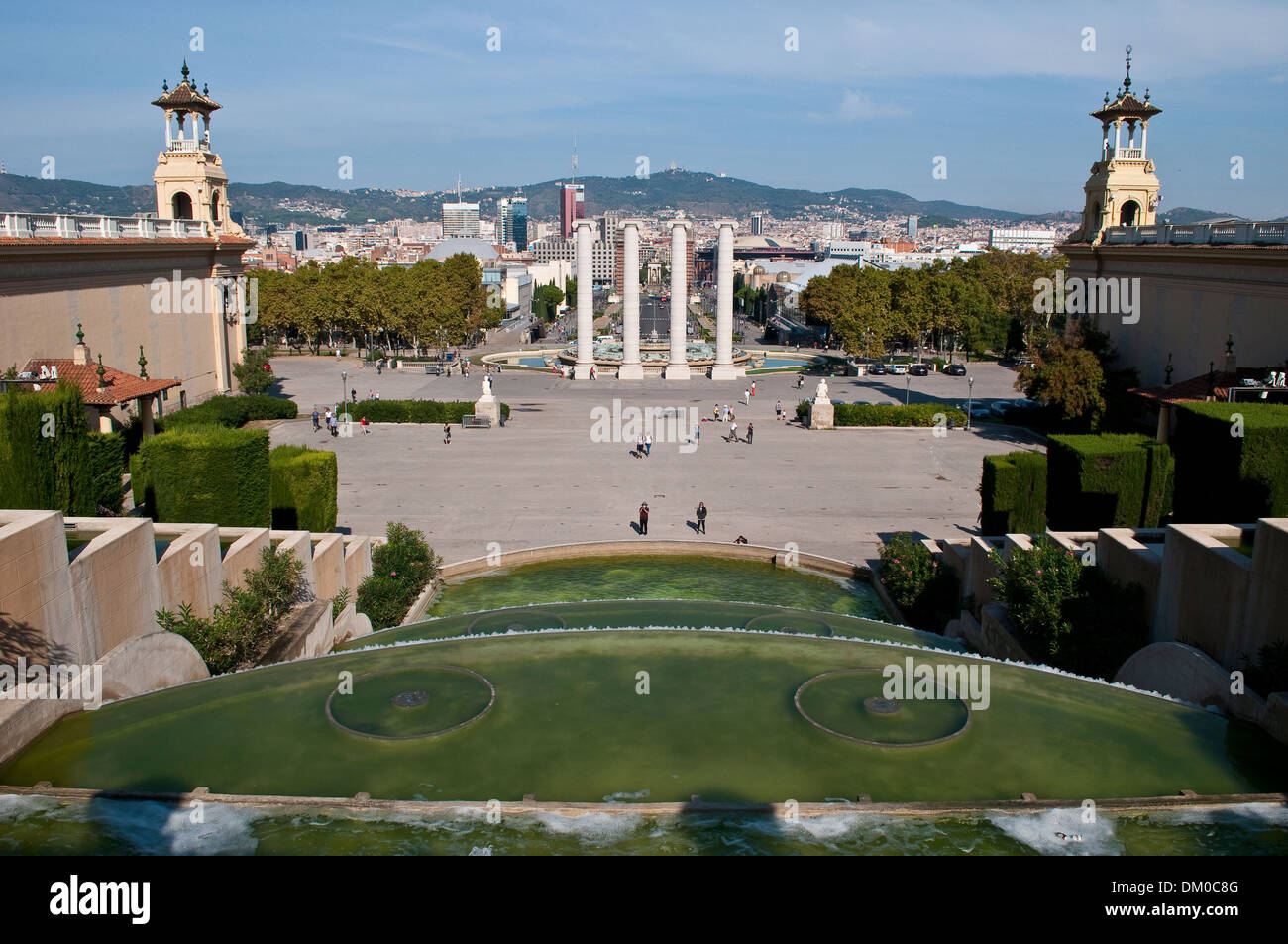 Vista della cascata e quattro colonne a Plaza de las Cascadas, Montjuic Barcellona, in Catalogna, Spagna Foto Stock
