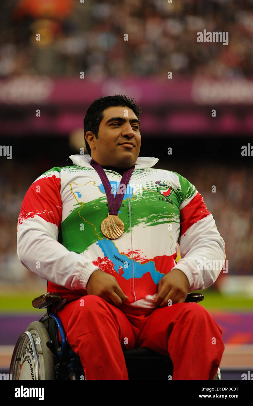 Uomini Discus f54/55/56 Medal Ceremony (bronzo) Ali Mohammad Yari (IRI) London 2012 Giochi Paralimpici - vincitori di medaglie olimpiche - Foto Stock