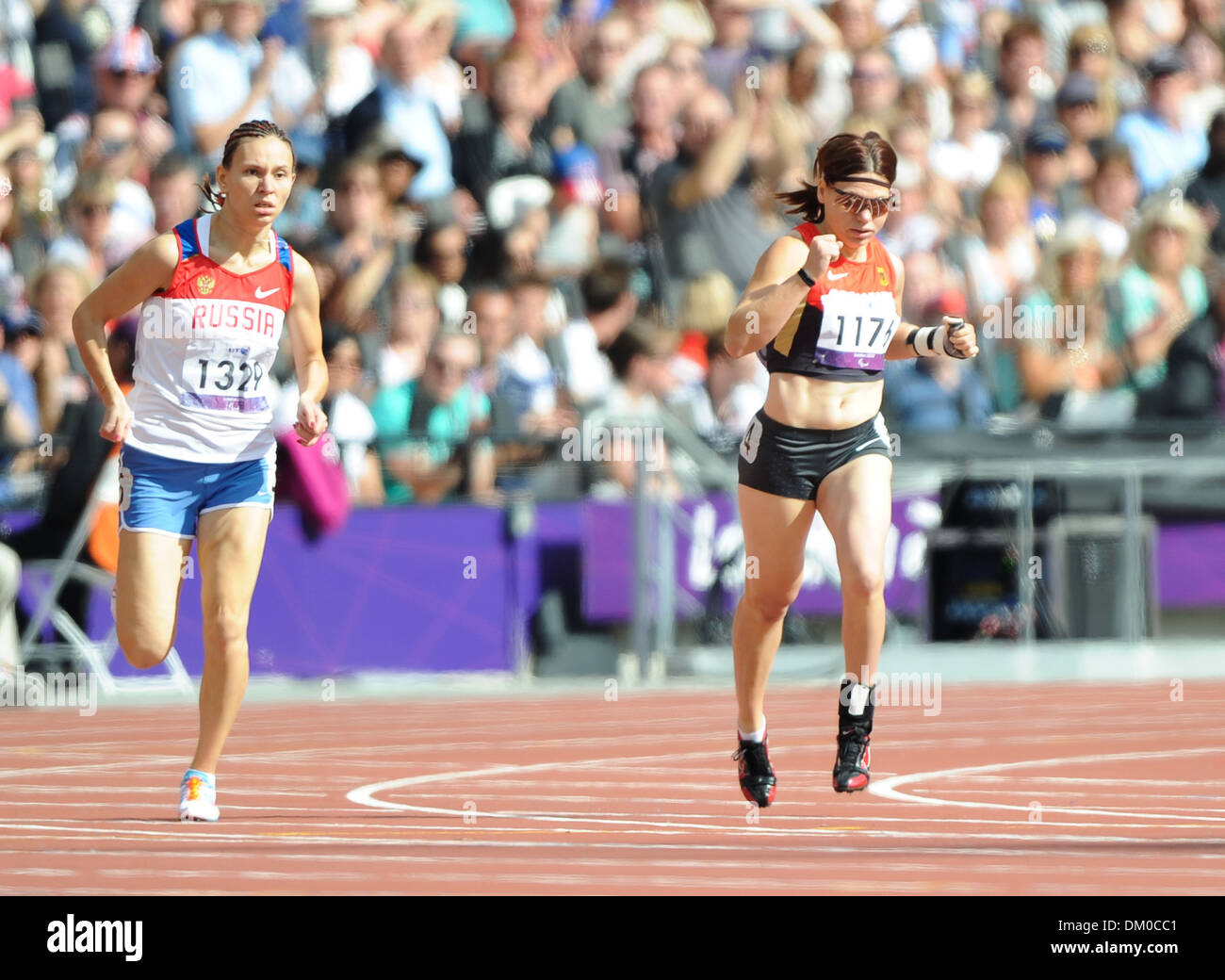 Donne 400m T37 Round 1 il calore Anastasia Ovsyannikova (RUS) e Isabelle Foerder (GER) in azione durante il giorno 8 delle Paralimpiadi Foto Stock