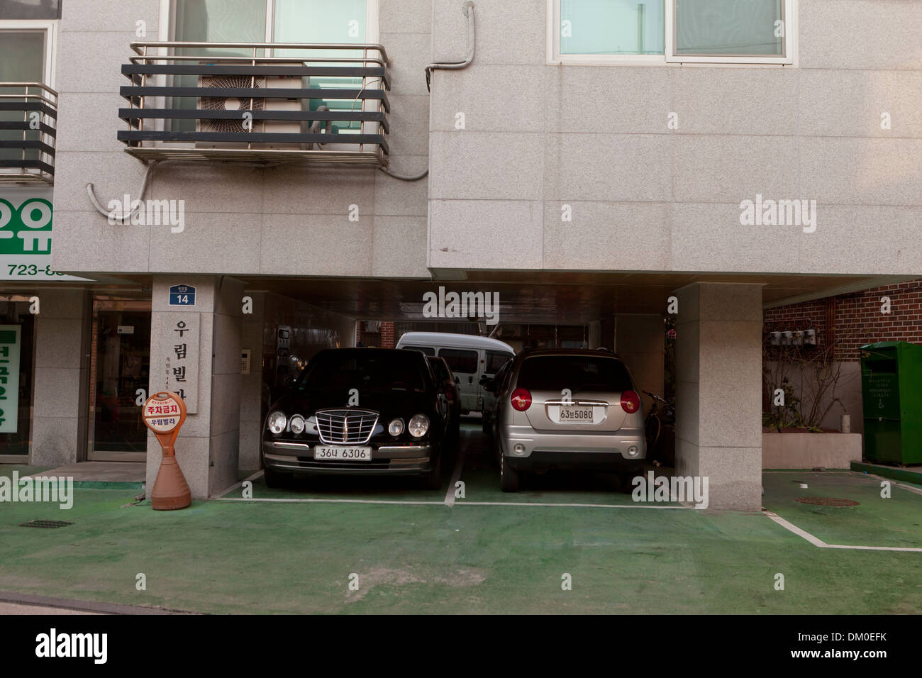 Parcheggio sotterraneo sotto una casa moderna - Corea del Sud Foto Stock