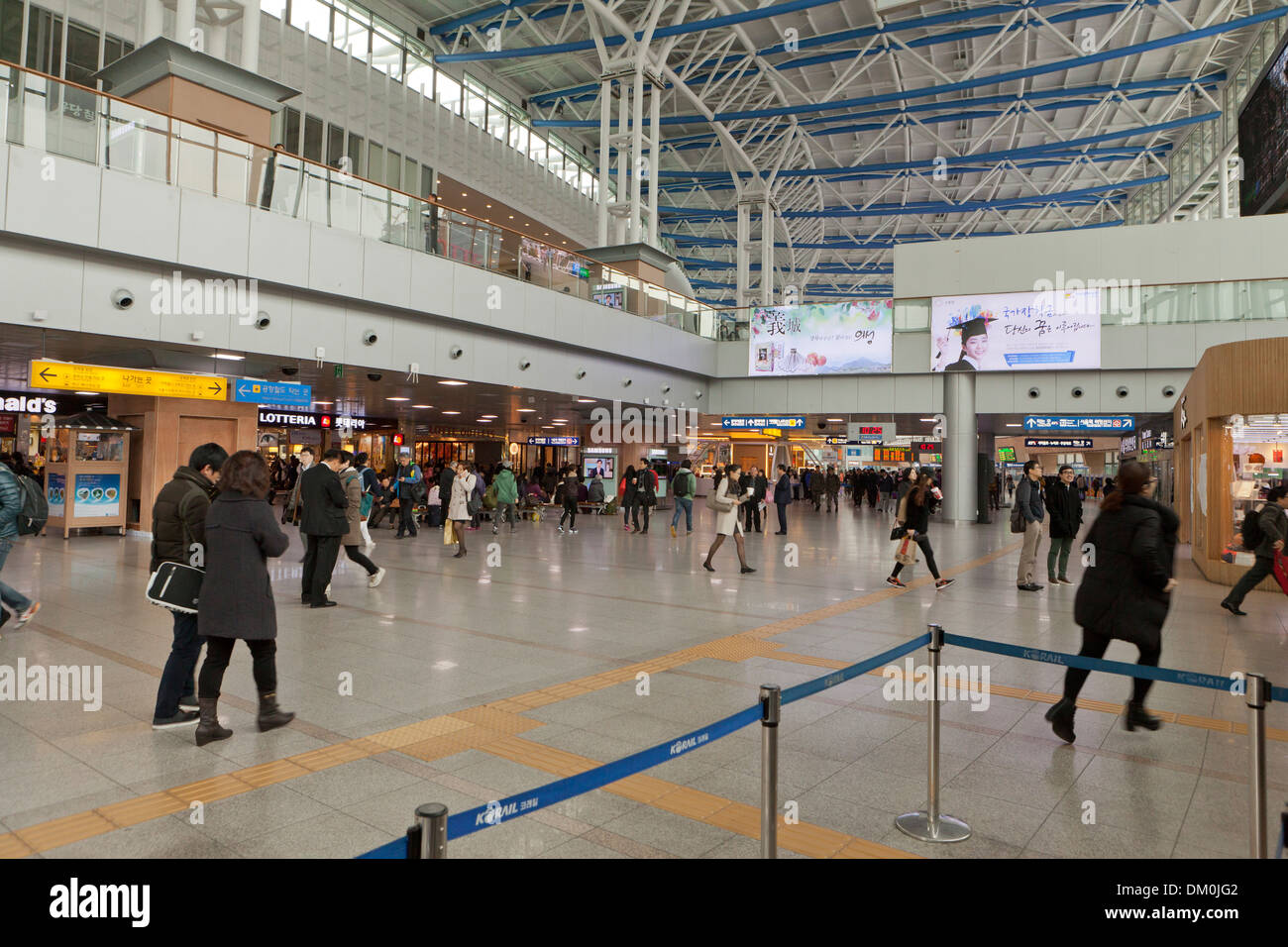 Interno del nuovo Korail Seoul station terminal - Seoul, Corea del Sud Foto Stock