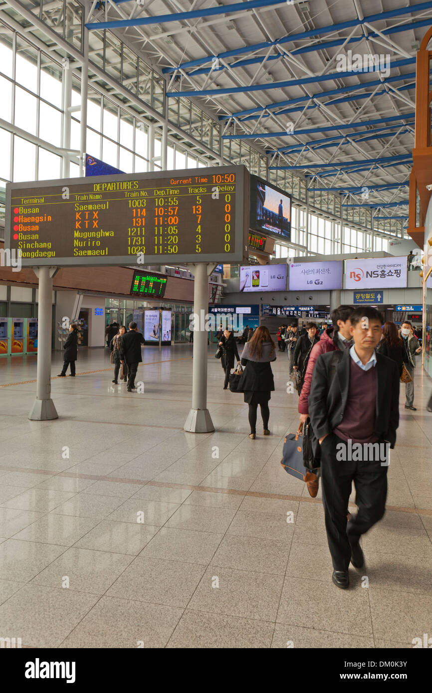 Interno del nuovo Korail Seoul station terminal - Seoul, Corea del Sud Foto Stock