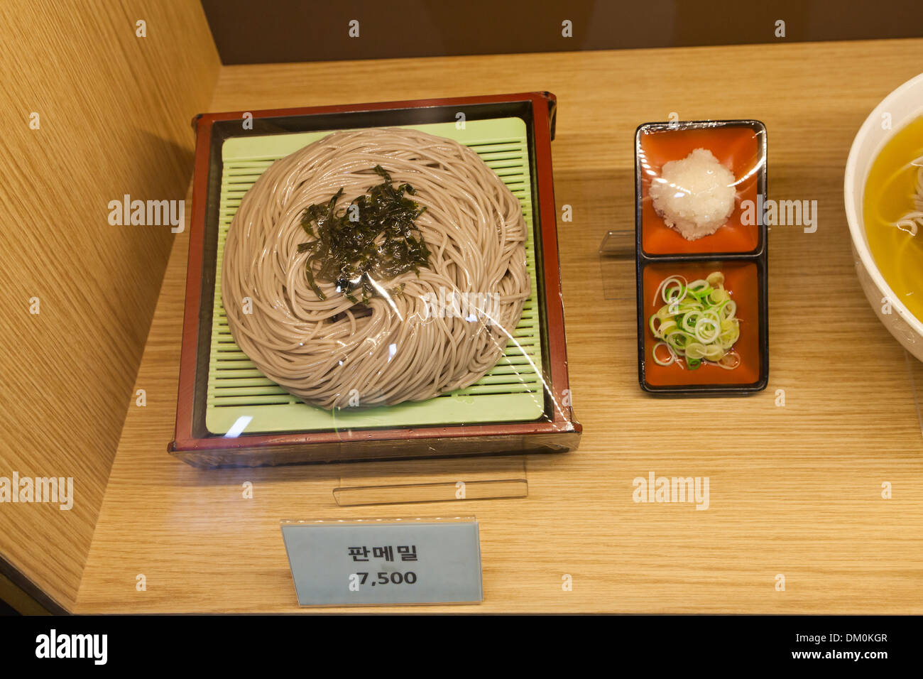 In Plastica Modello alimentare (Tagliatelle di grano saraceno) visualizzare il caso in un ristorante fast food - Seoul, Corea del Sud Foto Stock