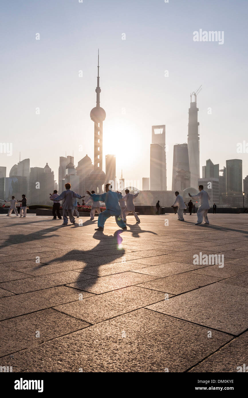 Tai Chi, il lungomare, il Bund, Shanghai, Cina Foto Stock